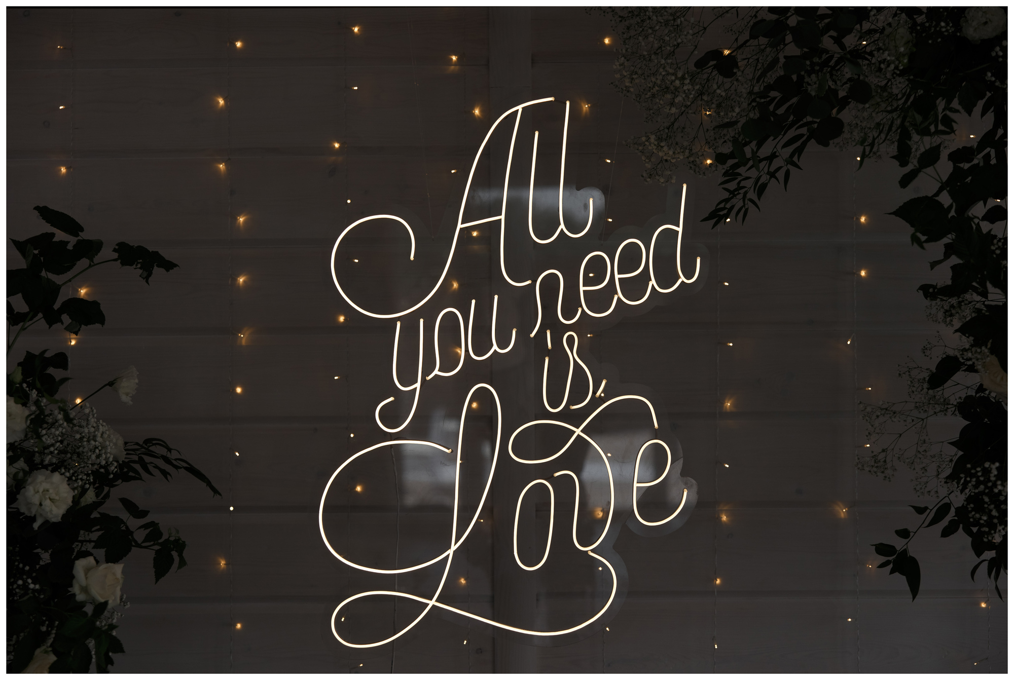 Неоновая надпись "All you need is love"